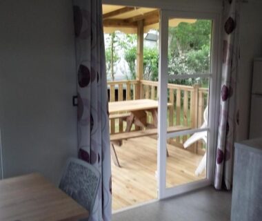 Terrasse en bois avec table et bancs du Mobil home 2 chambres climatisé Domaine du Vieux Moulin