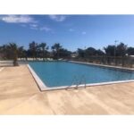 Bord de piscine extérieur avec plage carrelée au Mobil home