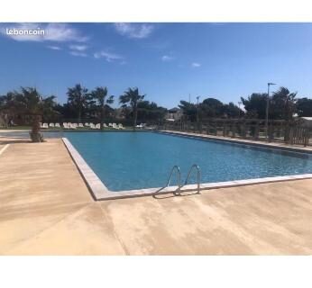 Bord de piscine extérieur avec plage carrelée au Mobil home