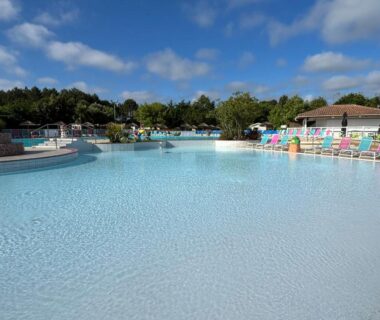 Piscine extérieure peu profonde avec transats au Mobil home 253 Camping La Réserve 4 étoiles à Gastes