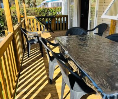 Terrasse couverte avec table et chaises du Mobil home 253 au Camping La Réserve 4 étoiles à Gastes