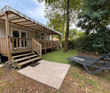 Terrasse en bois et transats dans le jardin du Mobil home 253 Camping La Réserve 4 étoiles à Gastes
