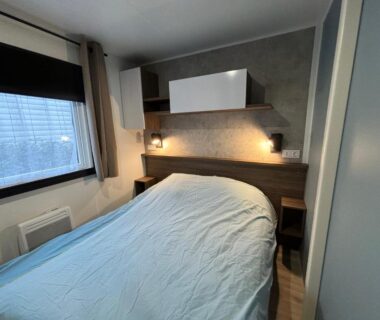 Intérieur chambre double dans le mobil home 253 du Camping La Réserve 4 étoiles à Gastes