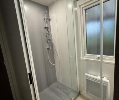 Salle d'eau avec cabine de douche et fenêtre dans le mobil home 253 Camping La Réserve à Gastes