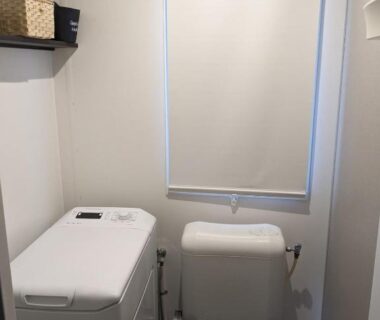 Salle de bains avec machine à laver et WC dans le mobil home 262 Camping Siblu La Réserve