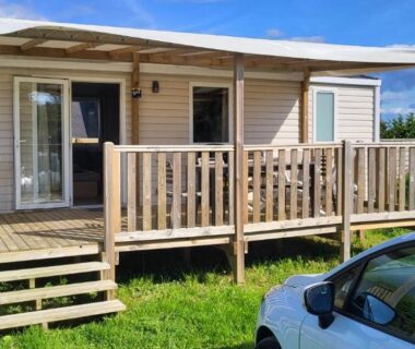 Devant le mobil-home avec terrasse couverte et pelouse du Mobil-home 28 m2, 2 chambres et terrasse