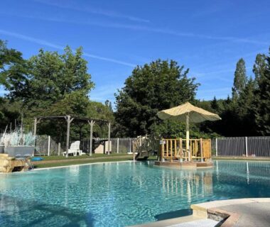 Piscine avec terrasse et parasol au Mobil-home 28m² avec Terrasse pour 6 personnes API-1-52-475