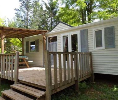 Terrasse en bois avec pergola et table dans le camping Dordogne du Mobil-home 28m² avec Terrasse pour 6 personnes API-1-52-475