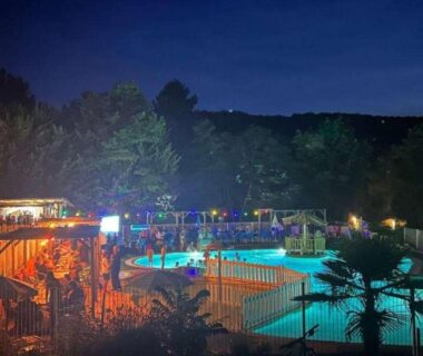 Piscine nocturne éclairée au camping en Dordogne pour le Mobil-home 28m² avec Terrasse pour 6 personnes API-1-52-475
