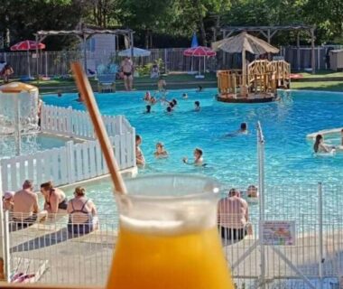 Au bord de la piscine avec verre d'orange au Mobil-home 28m² avec Terrasse pour 6 personnes API-1-52-475