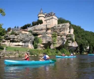 Rivière avec kayaks et château en arrière plan du Mobil-home 28m² avec Terrasse pour 6 personnes API-1-52-475