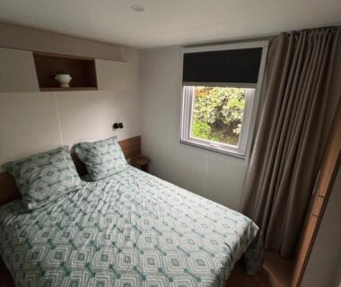 Chambre avec lit double et fenêtre dans le mobil home 291 du camping 4 étoiles Siblu Lattes