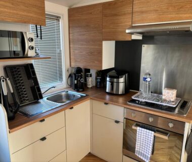 Cuisine équipée avec évier micro‑ondes et four dans le Mobil home 291 camping 4 etoiles Siblu lattes
