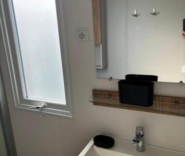 Salle de bains avec lavabo miroir et fenêtre du Mobil home 291 camping 4 etoiles Siblu lattes