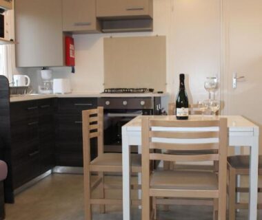 Coin repas et kitchenette dans le Mobil-home