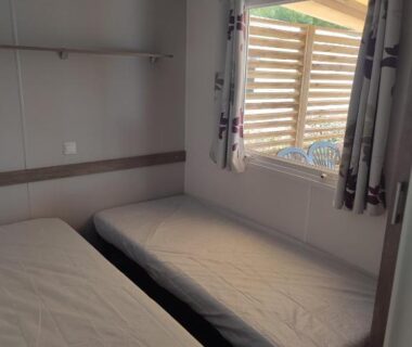 Chambre avec deux lits simples dans le mobil home