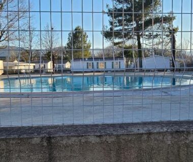 Piscine extérieure clôturée avec transats au Mobil-home