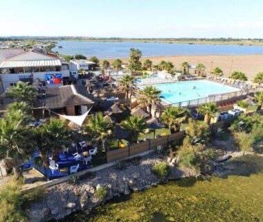 Bord de l'eau avec piscine extérieure et terrasses au Mobil home