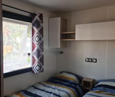 Chambre avec deux lits simples dans le Mobil-home