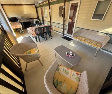 Terrasse couverte avec salon extérieur du mobil-home