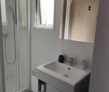 Salle de bain avec douche et lavabo dans le Mobil home 3 ch 6 pers Camping Mayotte