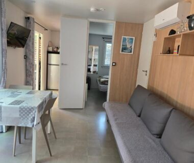 Séjour avec canapé et coin repas dans le Mobil home 3 ch 6 pers Camping Mayotte