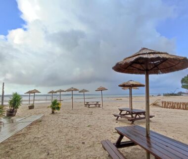 Plage avec parasols et tables de pique nique au Mobil home 3 ch 6 pers Camping Mayotte