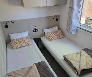 Chambre avec deux lits simples et rangements dans le mobil home 3 ch 6 pers Camping Mayotte