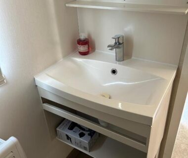 Salle de bain avec lavabo et meuble dans le mobil-home 3 ch camping TOHAPI