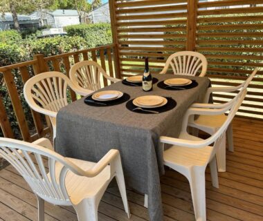 Terrasse en bois avec table et chaises du Mobil-home 3 ch camping TOHAPI