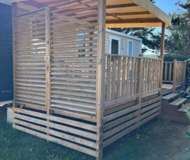 Terrasse en bois avec pergola du mobil-home 3 ch camping TOHAPI