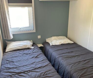 Chambre avec deux lits simples dans le mobil-home 3 ch camping TOHAPI
