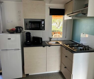 Cuisine équipée avec réfrigérateur et plaque gaz dans le Mobil-home 3 ch camping TOHAPI