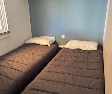Chambre avec deux lits simples dans le Mobil-home 3 ch camping TOHAPI