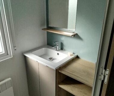 Salle d'eau avec lavabo et miroir du Mobil-home 3 chambres