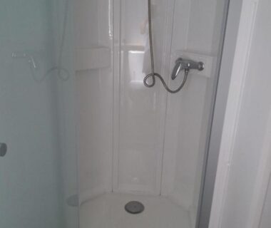 Salle d'eau avec cabine de douche dans le mobil home 3 chambres