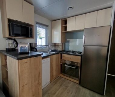 Cuisine équipée dans le mobil-home 3 chambres
