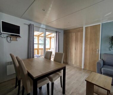 Séjour avec table chaises et canapé dans le Mobil-home 3 chambres