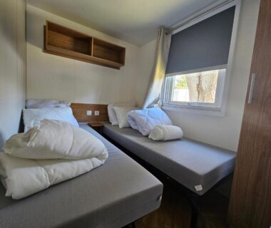 Chambre avec deux lits simples et fenêtre du Mobil home 3 chambres (413)