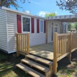 Terrasse en bois avec pergola devant le mobil home 3 chambres (413)