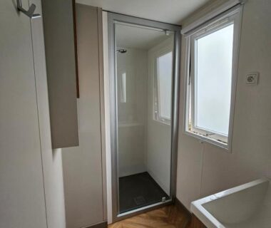 Salle de bain avec douche et lavabo du Mobil home 3 chambres (413)