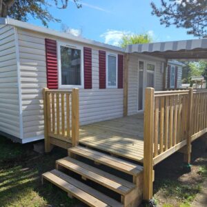 Terrasse en bois avec pergola devant le mobil home 3 chambres (413)