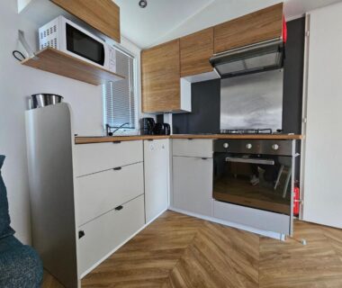 Coin cuisine équipé dans le Mobil home 3 chambres (413)
