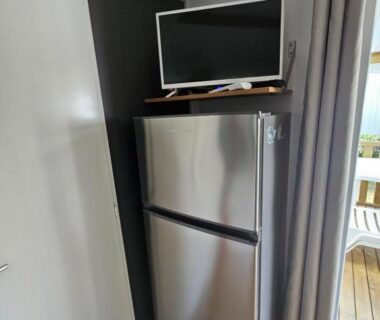 Coin cuisine avec réfrigérateur dans le Mobil home 3 chambres (413)