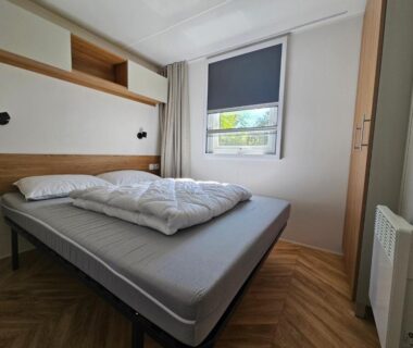 Chambre avec lit double et fenêtre du Mobil home 3 chambres (413)