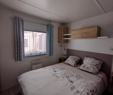 Chambre avec lit double fenêtre et chevets dans le mobil-home 3 chambres