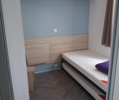 Chambre avec lits et rangement en hauteur dans le mobil home 3 chambres