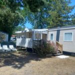 Terrasse ombragée avec transats devant le mobil-home 3 chambres