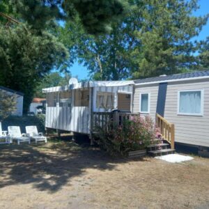 Terrasse ombragée avec transats devant le mobil-home 3 chambres