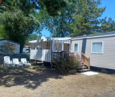 Terrasse ombragée avec transats devant le mobil-home 3 chambres